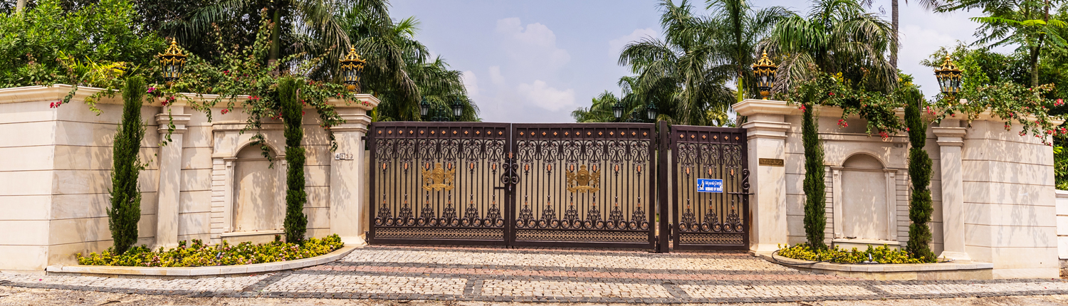 Roman-inspired grand entrance gate at Rajkamal Palace, a majestic choice for destination wedding venues.